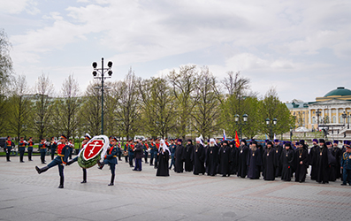 Святейший Патриарх Московский и всея Руси Кирилл возложил венок к могиле Неизвестного солдата в Александровском саду у Кремлевской стены, 8 мая 2022 г.