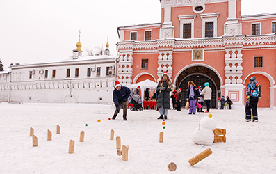 Возле стен Данилова ставропигиального монастыря состоялась благотворительная ярмарка и игровая площадка