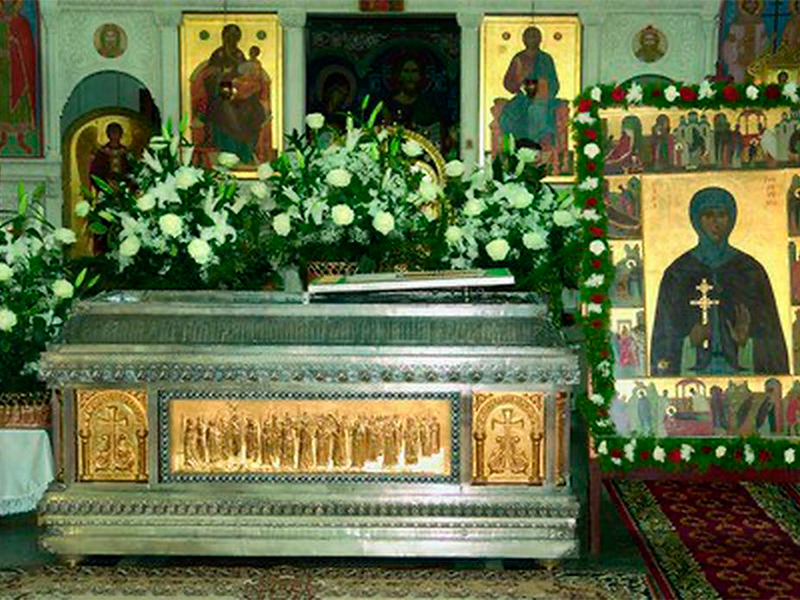 Воссозданная серебряная рака с мощами преп. Евфросинии. Фото 2007 года.