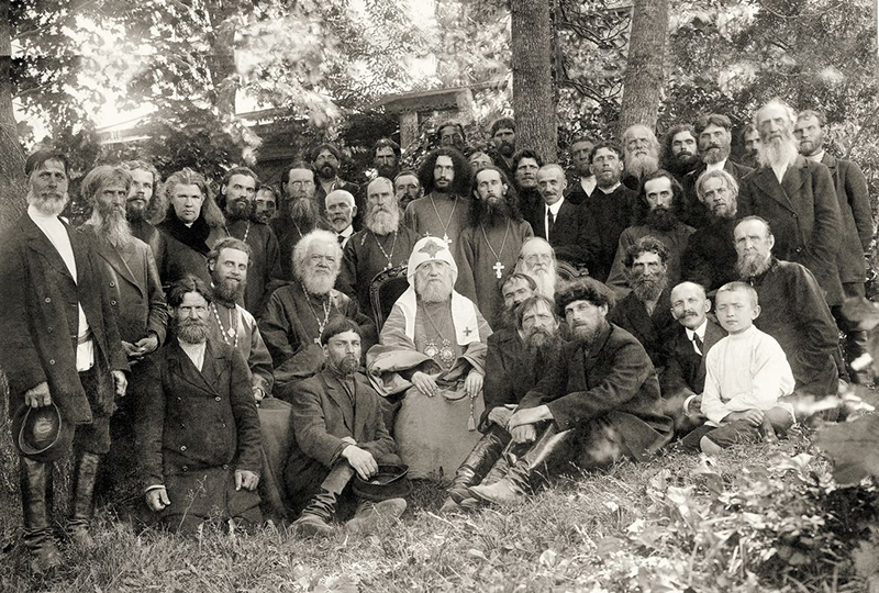 Святейший Патриарх Тихон с прихожанами храма с. Троицкого-Голенищева. 1919 г.