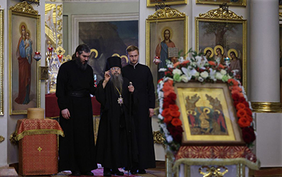 Сотрудники Данилова монастыря Москвы поздравили наместника обители со Светлым праздником Пасхи.