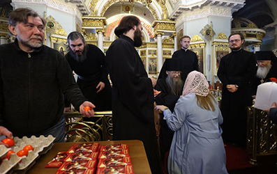 Сотрудники Данилова монастыря Москвы поздравили наместника обители со Светлым праздником Пасхи.