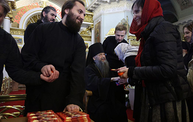 Сотрудники Данилова монастыря Москвы поздравили наместника обители со Светлым праздником Пасхи.