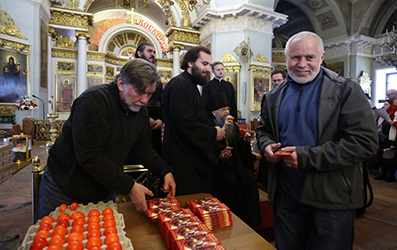 Сотрудники Данилова монастыря Москвы поздравили наместника обители со Светлым праздником Пасхи.