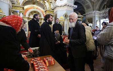 Сотрудники Данилова монастыря Москвы поздравили наместника обители со Светлым праздником Пасхи.