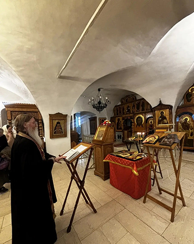 В Даниловом монастыре Москвы освятили иконы, изображенные на бронежилетах воинов-участников специальной военной операции.