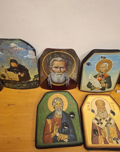 В Даниловом монастыре Москвы освятили иконы, изображенные на бронежилетах воинов-участников специальной военной операции.