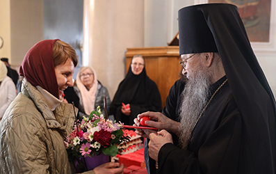 Сотрудники Данилова монастыря поздравили наместника обители с Пасхой Христовой.